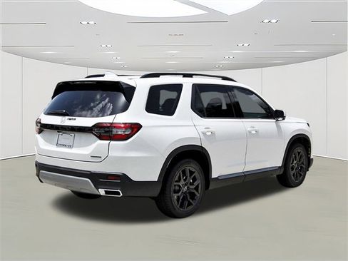 New 2025 Honda Pilot Touring image 3