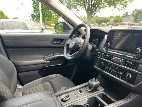 Used 2025 Nissan Pathfinder S AWD/4WD image 33