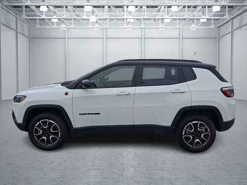 Used 2025 Jeep Compass Trailhawk AWD/4WD image 2