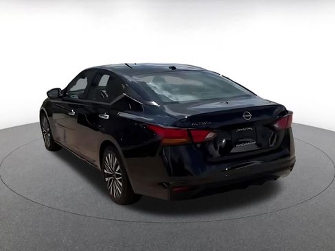 Used 2025 Nissan Altima 2.5 SV FWD image 11