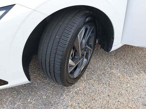 Certified 2025 Hyundai Elantra SEL FWD image 34