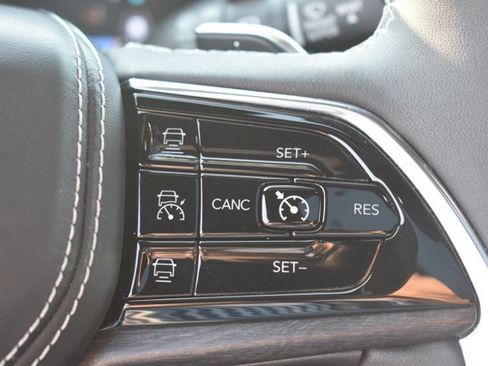 Used 2022 Jeep Grand Cherokee Overland w/ Luxury Tech Group IV AWD/4WD image 24