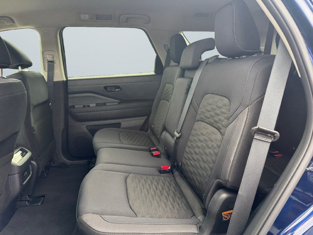 Used 2025 Nissan Pathfinder SV FWD image 13