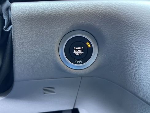 Used 2024 Chrysler Pacifica Touring-L image 18