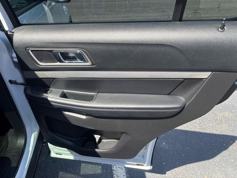 Used 2017 Ford Explorer XLT w/ Equipment Group 202A AWD/4WD image 32