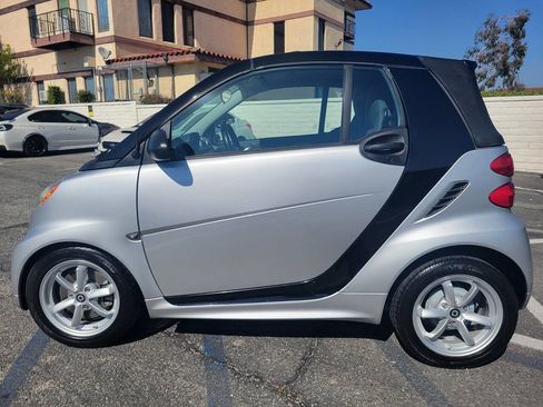 Used 2015 smart fortwo passion RWD image 2