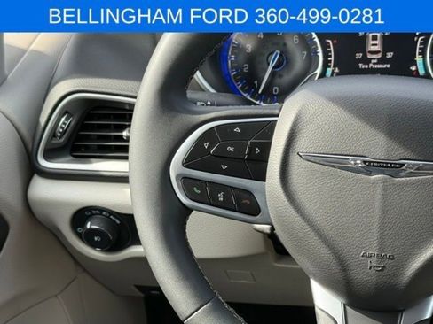 Used 2024 Chrysler Pacifica Touring-L image 23
