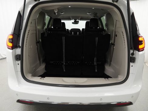 Used 2024 Chrysler Pacifica Limited FWD image 42