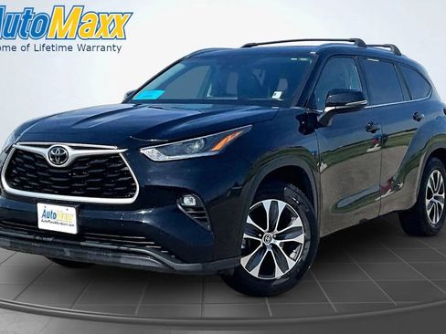 Used 2021 Toyota Highlander XLE AWD/4WD image 1