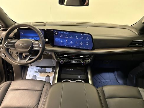 Used 2025 Chevrolet Suburban Z71 w/ Comfort Package image 15