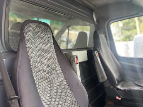 Used 2006 Dodge Sprinter 2500 w/ Window Group II RWD image 18