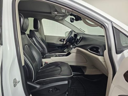 Used 2021 Chrysler Pacifica Limited image 11
