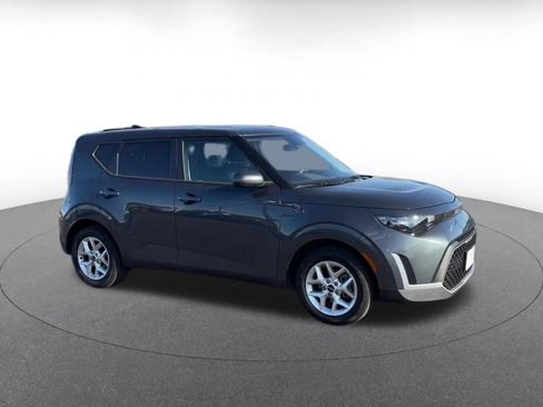 Used 2025 Kia Soul LX w/ LX Technology Package FWD image 2