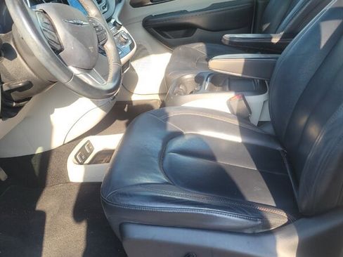 Used 2017 Chrysler Pacifica Touring-L w/ Tire & Wheel Group image 6