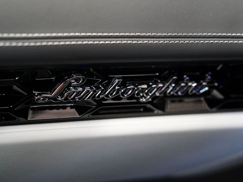 Used 2021 Lamborghini Huracan EVO image 33