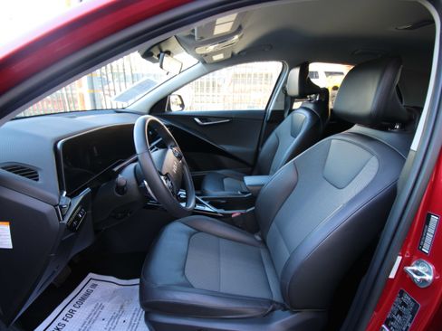Used 2023 Kia Niro EX image 13