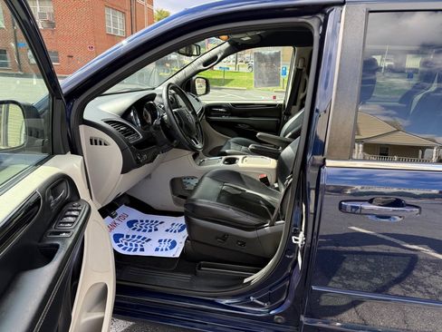 Used 2017 Dodge Grand Caravan SXT w/ Rear Park Assist Package image 5