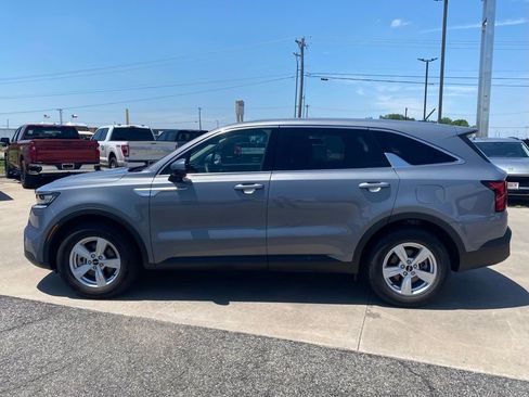 Used 2023 Kia Sorento LX FWD image 2