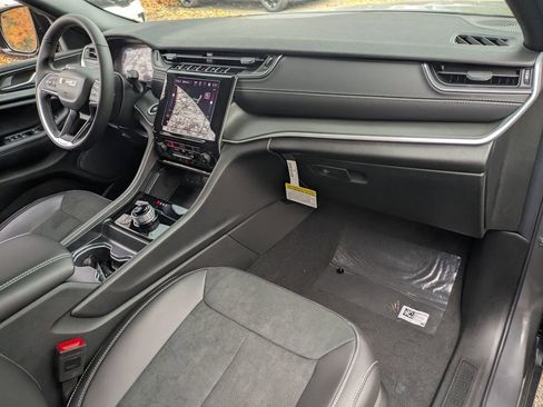 New 2025 Jeep Grand Cherokee Altitude image 31