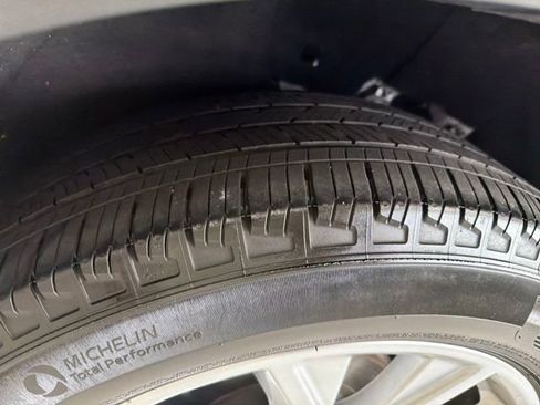 Used 2023 Ford Explorer Limited image 26