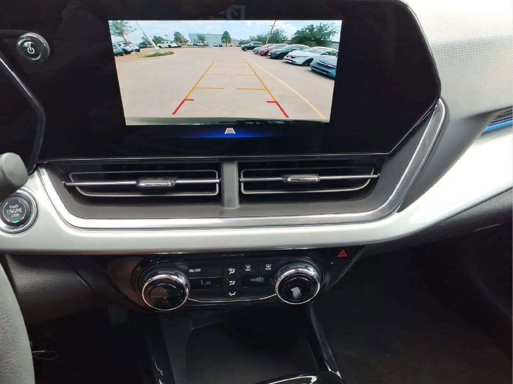 Used 2025 Chevrolet Trax LT FWD image 16
