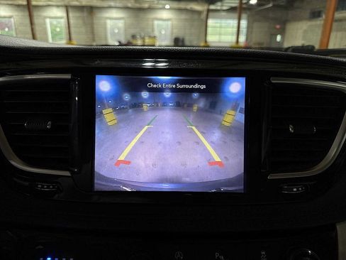 Used 2019 Chrysler Pacifica Limited image 27