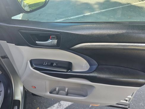 Used 2018 Toyota Highlander Limited w/ Carpet Mat Package (TMS) FWD image 40