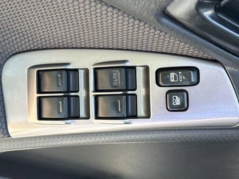 Used 2007 Pontiac Vibe w/ Preferred Package FWD image 14