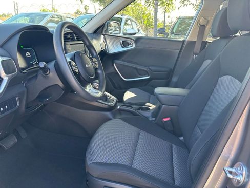 Used 2025 Kia Soul LX w/ LX Technology Package FWD image 24