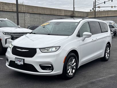 Used 2022 Chrysler Pacifica Touring-L w/ Uconnect Theater Family Group