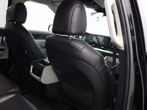 Used 2022 Kia Carnival LX image 22