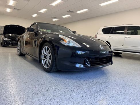 Used 2010 Nissan 370Z Touring RWD image 11