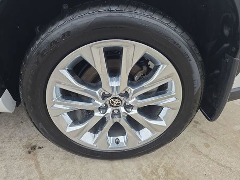 Used 2024 Toyota Highlander Limited image 35