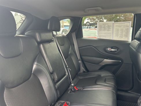 Used 2020 Jeep Cherokee Latitude Plus w/ Cold Weather Group AWD/4WD image 14