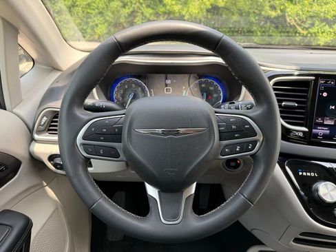 Used 2023 Chrysler Pacifica Touring-L FWD image 30
