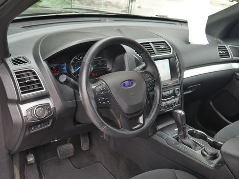 Used 2017 Ford Explorer XLT w/ Equipment Group 201A AWD/4WD image 4