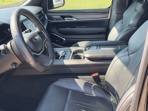 Used 2023 Jeep Wagoneer L Series III w/ Premium Group I AWD/4WD image 17