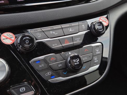 Used 2025 Chrysler Pacifica Select FWD image 28