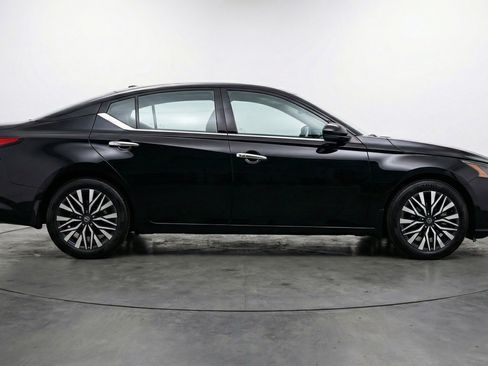 Used 2025 Nissan Altima 2.5 SV FWD image 11