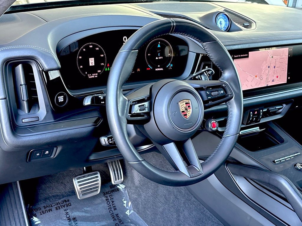 Used 2025 Porsche Cayenne GTS AWD/4WD image 12