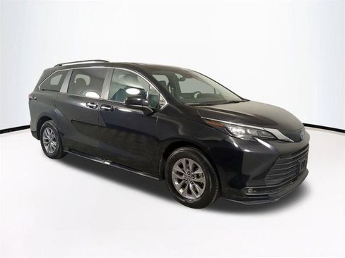 Used 2025 Toyota Sienna XLE image 2