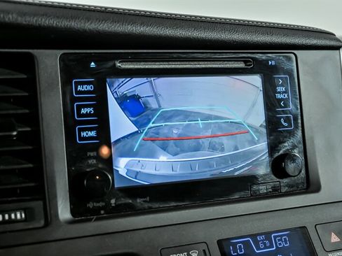 Used 2016 Toyota Sienna SE w/ SE Preferred Package FWD image 28
