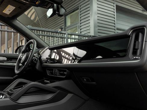 New 2025 Porsche Cayenne Turbo AWD/4WD image 46