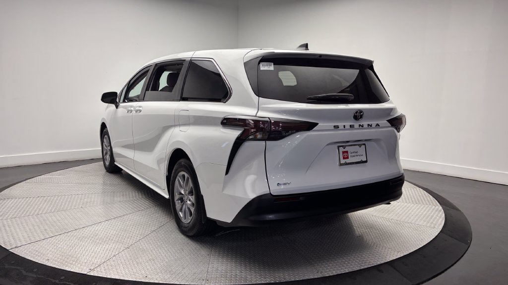 Certified 2026 Toyota Sienna LE FWD image 36