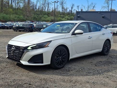 Used 2025 Nissan Altima 2.5 SV w/ SV Special Edition Package image 3