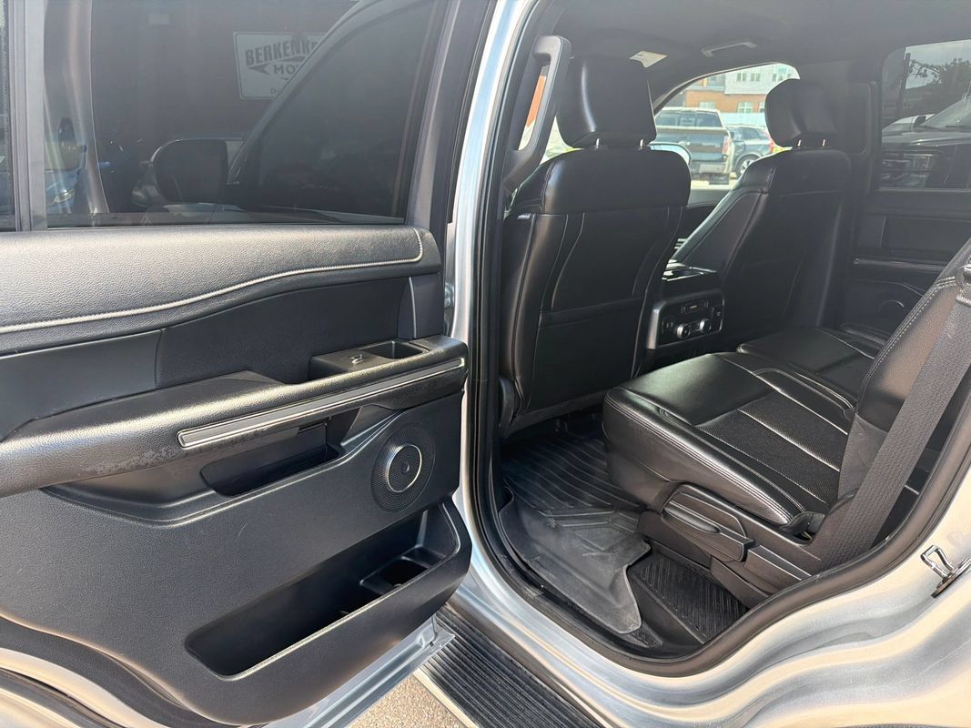 Used 2020 Ford Expedition XLT w/ Equipment Group 202A AWD/4WD image 18