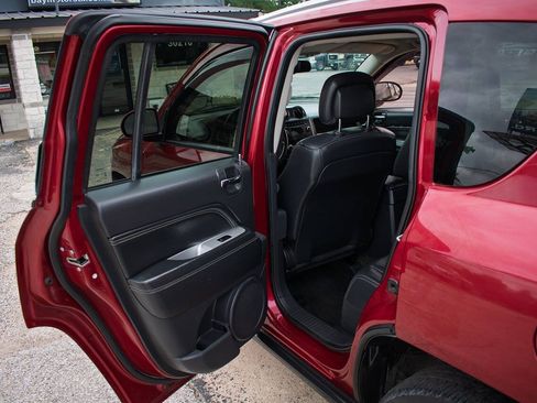 Used 2014 Jeep Compass Latitude FWD image 24