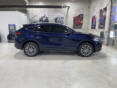 Used 2022 Toyota Venza XLE image 9