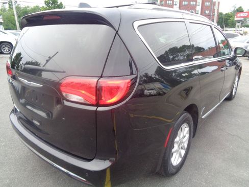 Used 2020 Chrysler Pacifica Touring-L FWD image 16