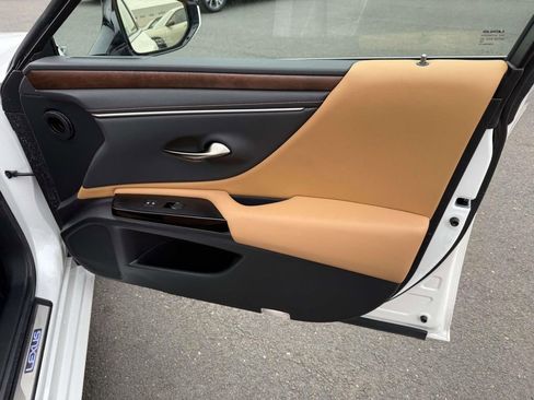 Used 2025 Lexus ES 300h w/ Premium Package image 15